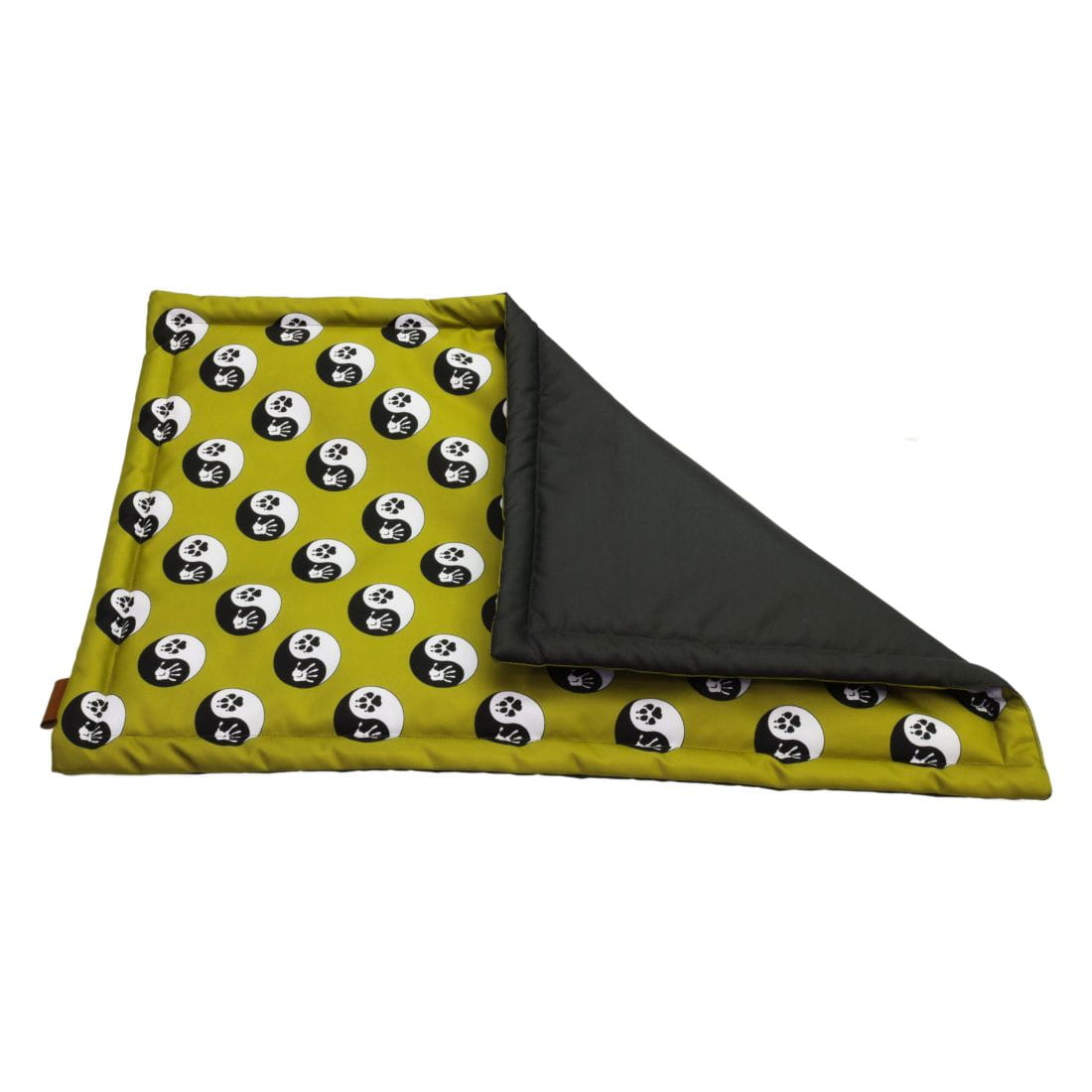 mata-dla-psa-Szarvas-Yin-i-yang-khaki-50x75